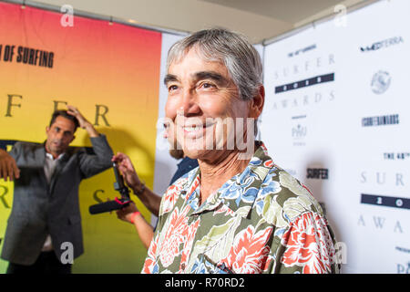 Haleiwa, Hawaii, USA. 6. Dezember 2018. Surf legende Gerry Lopez Posen auf dem Roten Teppich vor dem Surfer Poll Awards in der Turtle Bay Resort an der Nordküste in Haleiwa, HI. Credit: Cal Sport Media/Alamy leben Nachrichten Stockfoto