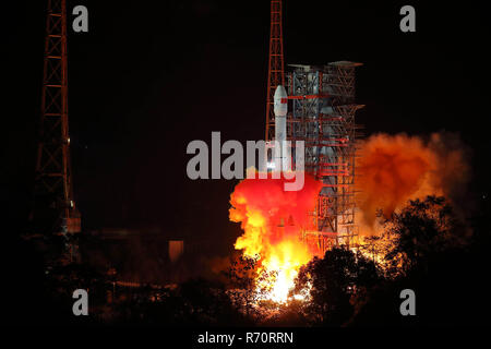 (181208) - XICHANG, Dez. 8, 2018 (Xinhua) - China startet Chang'e-4 Mondsonde in der xichang Satellite Launch Center im Südwesten Chinas Provinz Sichuan, Dez. 8, 2018. Die Sonde wird voraussichtlich die Erste weiche Landung auf der Rückseite des Mondes zu machen. Ein langer Marsch-3B-Rakete, die die Sonde mit einem Lander und Rover, gestrahlt aus Xichang um 2:23 Uhr, ein neues Kapitel in Lunar Exploration. Die wissenschaftlichen Aufgaben der Chang'e-4 Mission gehören niederfrequente Radio astronomischen Beobachtung, Vermessung der Gelände- und Landschaftsformen, die Erkennung der mineralischen Zusammensetzung und Stockfoto