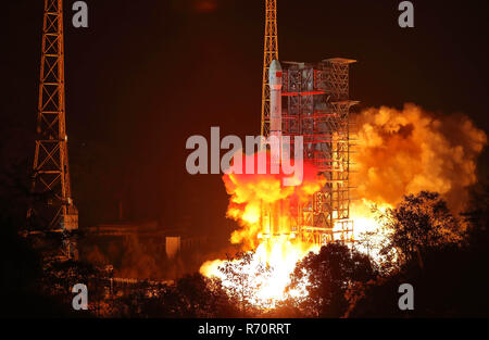 (181208) - XICHANG, Dez. 8, 2018 (Xinhua) - China startet Chang'e-4 Mondsonde in der xichang Satellite Launch Center im Südwesten Chinas Provinz Sichuan, Dez. 8, 2018. Die Sonde wird voraussichtlich die Erste weiche Landung auf der Rückseite des Mondes zu machen. Ein langer Marsch-3B-Rakete, die die Sonde mit einem Lander und Rover, gestrahlt aus Xichang um 2:23 Uhr, ein neues Kapitel in Lunar Exploration. Die wissenschaftlichen Aufgaben der Chang'e-4 Mission gehören niederfrequente Radio astronomischen Beobachtung, Vermessung der Gelände- und Landschaftsformen, die Erkennung der mineralischen Zusammensetzung und Stockfoto