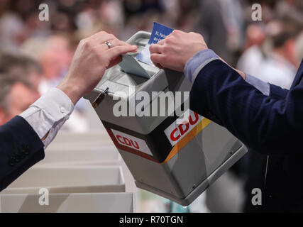 Hamburg, Deutschland. 7 Dez, 2018. Ein Teilnehmer der Parteitag der Christlich Demokratischen Union Deutschlands (CDU) wirft einen Stimmzettel bei der Wahl des neuen Vorsitzenden der CDU in Hamburg, Deutschland, am 7. Dezember, 2018. Annegret Kramp-Karrenbauer wurde zum neuen Vorsitzenden der Deutschen herrschenden Christlich Demokratische Union (CDU) am 31. Nationalen Kongresses der Partei hier am Freitag gewählt, die Nachfolge von Bundeskanzlerin Angela Merkel, die der Partei 18 Jahre lang geführt hat. Credit: Shan Yuqi/Xinhua/Alamy leben Nachrichten Stockfoto