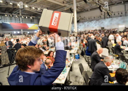 Hamburg, Deutschland. 7 Dez, 2018. Ein Mitarbeiter sammelt Stimmen während der Christlich Demokratischen Union (CDU) Party in Hamburg, Deutschland, am 7. Dezember, 2018. Annegret Kramp-Karrenbauer wurde zum neuen Vorsitzenden der Deutschen herrschenden Christlich Demokratische Union (CDU) am 31. Nationalen Kongresses der Partei hier am Freitag gewählt, die Nachfolge von Bundeskanzlerin Angela Merkel, die der Partei 18 Jahre lang geführt hat. Credit: Lian Zhen/Xinhua/Alamy leben Nachrichten Stockfoto