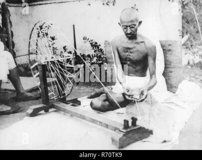 Mahatma Gandhi Spinning Hand gemacht Baumwollfaden auf manuelle Spinnrad Charkha; Indien; Asien; Indisch; Asiatisch; Altes Vintage 1900s Bild Stockfoto
