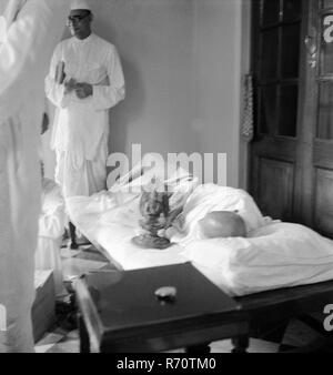 Mahatma Gandhi Sleeping, Sekretär Mahadev Desai, Indien, 1939, altes Bild des Jahrgangs 1900 Stockfoto