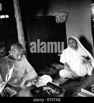 Mahatma Gandhi mit seiner Frau Kasturba in seiner Hütte in Sevagram Ashram, Wardha, Maharashtra, Indien, 1939, Altes Vintage 1900er Bild Stockfoto