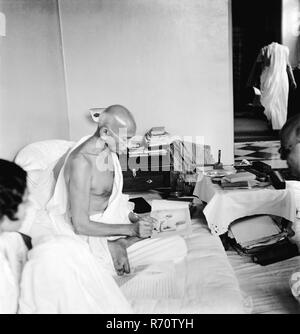 Mahatma Gandhi unterschreibt sein Foto, Birla House, Bombay, Mumbai, Maharashtra, Indien, 1940, altes Bild des Jahrgangs 1900 Stockfoto