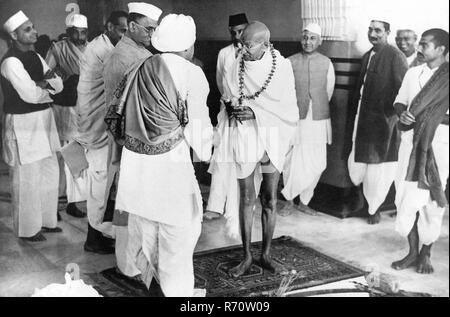 Mahatma Gandhi im Gespräch mit Priestern über die Eröffnungszeremonie eines Krankenhauses in Allahabad, Uttar Pradesh, Indien, Februar 1941, Altes Vintage 1900er Bild Stockfoto