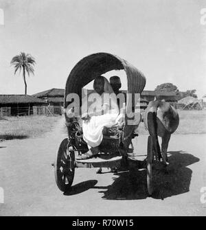 Kasturba Gandhi, Ehefrau von Mahatma Gandhi, sitzend in einem Bollerwagen, Sevagram Ashram, Wardha, Maharashtra, Indien, 1941, alter Jahrgang 1900er Bild Stockfoto