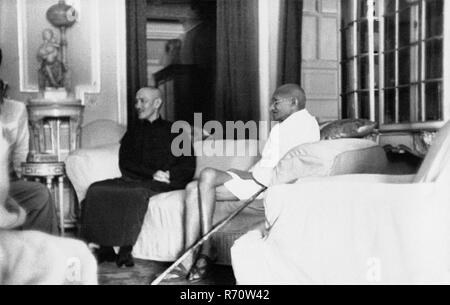 Mahatma Gandhi mit dem chinesischen Anführer Marschall Chiang Kai Shek im Birla House, Kalkutta, Kalkutta, Westbengalen, Indien, Februar 1942, altes Bild des Jahrgangs 1900 Stockfoto