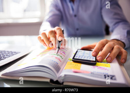 Unternehmer Schreiben Zeitplan im Tagebuch Stockfoto