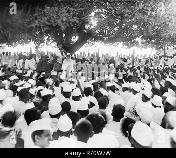 Mahatma Gandhi sprach am Abend des 5. April 1930 bei einer öffentlichen Versammlung in Dandi, Gujarat, Indien, altes Bild des Jahrgangs 1900, Salz-Satyagrah Stockfoto
