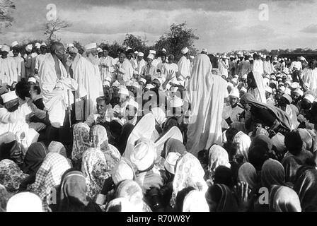 Mahatma Gandhi mit Abbas Tyabji in Dandi, Dandi March, Salt, Satyagraha, Gujarat, Indien, April 1930, altes Bild des Jahrgangs 1900 Stockfoto