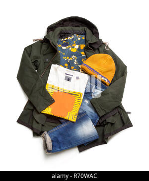 Eine Reihe von Jacken, Jeans, Sweatshirts, Kappen und T-Shirts. Stockfoto
