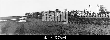 Mahatma Gandhi-Salzagitation, Salz satyagraha, Dandi march, Dandi satyagrah, Massenüberfall des Salzdepots in Dandi, Gujarat, Indien, 21. Mai 1930, Altes Vintage 1900er Bild Stockfoto