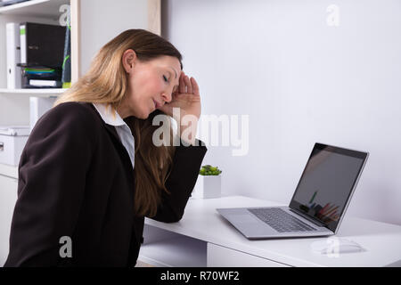 Seitenansicht eines Geschäftsfrau leiden unter Kopfschmerzen. Stockfoto