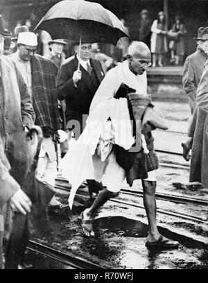 Mahatma Gandhi nach der Landung bei Folkstone Folkestone Kent England Großbritannien 12. September 1931 altes Vintage 1900er Jahre Bild Stockfoto