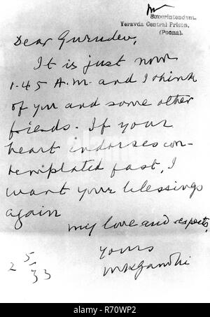 Mahatma Gandhi gab einen Brief in englischer Sprache an Rabindranath Tagore aus dem Zentralgefängnis Yeravda, Poona, Pune, 2. Mai 1933, Altes Vintage 1900er Bild Stockfoto