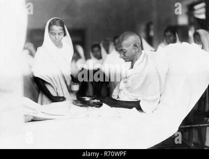 Mahatma Gandhi eine Mahlzeit während seiner Rekonvaleszenz, Juni 1933 Stockfoto