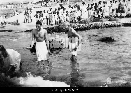 Mahatma Gandhi, Baden am südlichsten Punkt Indiens, Kanyakumari, Tamil Nadu, Indien, Januar 1934, Altes Vintage 1900er Bild Stockfoto