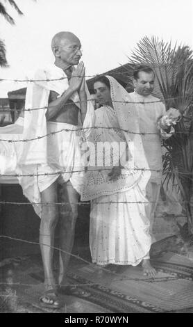 Mahatma Gandhi mit Sumati Morarjee hinter Stacheldrähten nach dem Gebetstreffen am Juhu Beach, Bombay, Mumbai, Maharashtra, Indien, Mai 1944, altes Bild des Jahrgangs 1900 Stockfoto