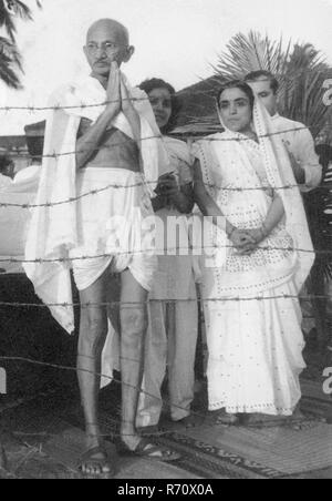 Mahatma Gandhi mit Sumati Morarjee hinter Stacheldrähten nach dem Gebetstreffen am Juhu Beach, Bombay, Mumbai, Maharashtra, Indien, Mai 1944, altes Bild des Jahrgangs 1900 Stockfoto