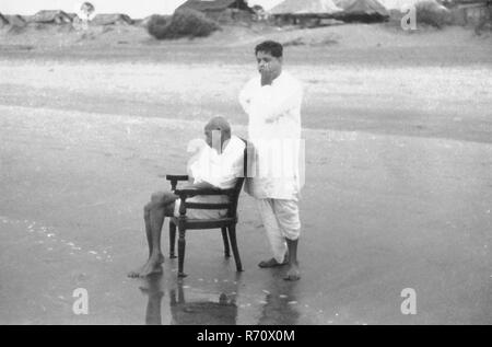 Mahatma Gandhi mit seinem Sohn Devdas am Juhu Beach, Bombay, Mumbai, Maharashtra, Indien, Mai 1944, altes Bild des Jahrgangs 1900 Stockfoto