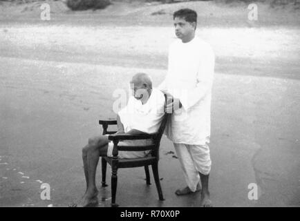 Mahatma Gandhi mit seinem Sohn Devdas am Juhu Beach, Bombay, Mumbai, Maharashtra, Indien, Mai 1944, altes Bild des Jahrgangs 1900 Stockfoto