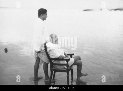 Mahatma Gandhi mit seinem Sohn Devdas am Juhu Beach, Bombay, Mumbai, Maharashtra, Indien, Mai 1944, altes Bild des Jahrgangs 1900 Stockfoto