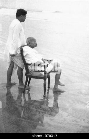 Mahatma Gandhi mit seinem Sohn Devdas am Juhu Beach, Bombay, Mumbai, Maharashtra, Indien, Mai 1944, altes Bild des Jahrgangs 1900 Stockfoto