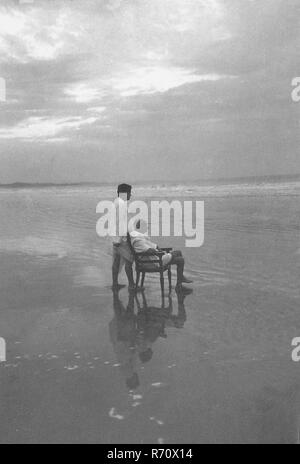 Mahatma Gandhi mit seinem Sohn Devdas am Juhu Beach, Mumbai, Maharashtra, Indien, Mai 1944 Stockfoto