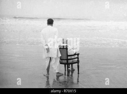 Mahatma Gandhi mit seinem Sohn Devdas am Juhu Beach, Bombay, Mumbai, Maharashtra, Indien, Mai 1944, altes Bild des Jahrgangs 1900 Stockfoto