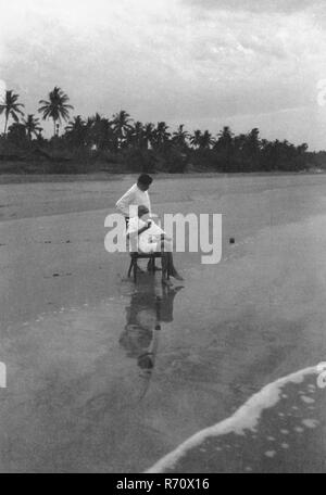 Mahatma Gandhi mit seinem Sohn Devdas am Juhu Beach, Bombay, Mumbai, Maharashtra, Indien, Mai 1944, altes Bild des Jahrgangs 1900 Stockfoto