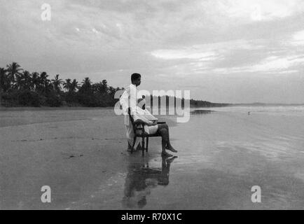 Mahatma Gandhi mit seinem Sohn Devdas am Juhu Beach, Bombay, Mumbai, Maharashtra, Indien, Mai 1944, altes Bild des Jahrgangs 1900 Stockfoto