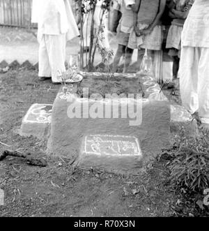 Mahatma Gandhi hat Tulsi-Baum in Sevagram Ashram, Wardha, Maharashtra, Indien, 1944, Altes Vintage 1900er Bild Stockfoto