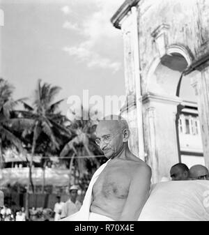 Mahatma Gandhi beim Gebetstreffen im Birla House, Bombay, Mumbai, Maharashtra, Indien, September 1944, altes Bild des Jahrgangs 1900 Stockfoto