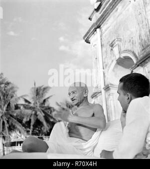 Mahatma Gandhi beim Gebetstreffen im Birla House, Bombay, Mumbai, Maharashtra, Indien, September 1944, altes Bild des Jahrgangs 1900 Stockfoto