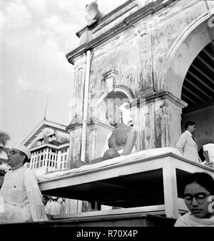 Mahatma Gandhi beim Gebetstreffen im Birla House, Bombay, Mumbai, Maharashtra, Indien, September 1944, altes Bild des Jahrgangs 1900 Stockfoto