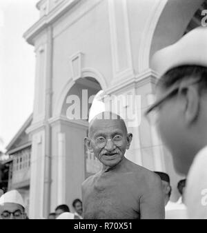 Mahatma Gandhi beim Gebetstreffen im Birla House, Bombay, Mumbai, Maharashtra, Indien, September 1944, altes Bild des Jahrgangs 1900 Stockfoto