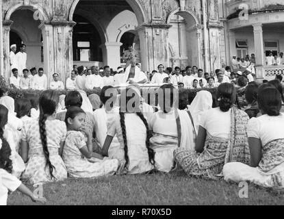 Mahatma Gandhi beim Gebetstreffen im Birla House, Bombay, Mumbai, Maharashtra, Indien, September 1944, altes Bild des Jahrgangs 1900 Stockfoto