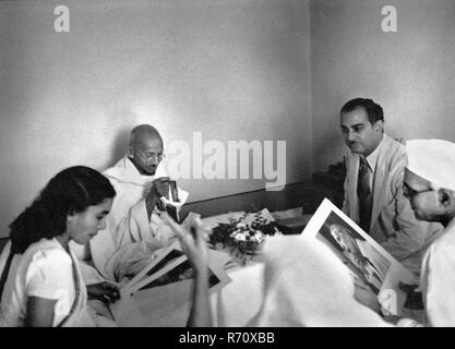 Mahatma Gandhi sitzt mit dem Fotografen D.R.D. Wadia trägt Anzug und sein Arzt, Indien, 1946, altes Bild des Jahrgangs 1900 Stockfoto