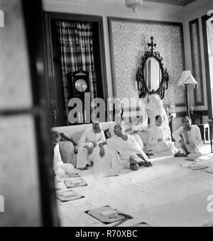 Mahatma Gandhi im Gespräch mit Mitarbeitern im Birla House, Bombay, Mumbai, Maharashtra, Indien, 1940, alter Jahrgang 1900er Bild Stockfoto