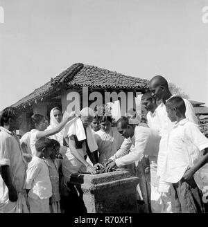 Mahatma Gandhi pflanzt einen Tulsi-Baum in Sevagram Ashram, Wardha, Maharashtra, Indien, 1946, Altes Vintage 1900er Bild Stockfoto