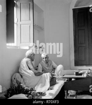 Mahatma Gandhi mit Jawaharlal Nehru in der Bhangi Sweeper Colony in Neu Delhi, Indien, zu seinem 77. Geburtstag, 2. Oktober 1946, altes Bild aus dem 19. Jahrhundert Stockfoto