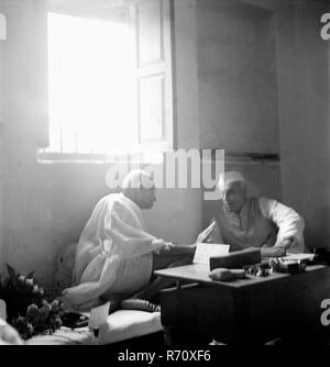 Mahatma Gandhi mit Jawaharlal Nehru in der Bhangi Sweeper Colony in Neu Delhi, Indien, zu seinem 77. Geburtstag, 2. Oktober 1946, altes Bild aus dem 19. Jahrhundert Stockfoto