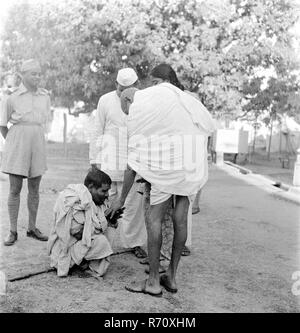 Mahatma Gandhi in einem Gespräch mit einem blinden Mann in einem Dorf in Bihar, Indien, März 1947 Stockfoto