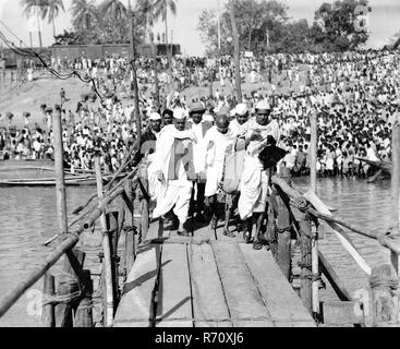 Mahatma Gandhi Kreuzung Holzbrücke während seiner Tour in Assam, Indien Stockfoto