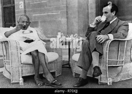 Mahatma Gandhi beim Essen während der langen Konferenz mit Vizekönig Lord Mountbatten, Neu Delhi, Indien, April 1947 Stockfoto