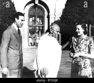 Mahatma Gandhi bei seinem ersten Treffen mit dem britischen Vizekönig Lord Mountbatten und seiner Frau, Neu-Delhi, 31. März 1947, altes Bild aus dem 19. Jahrhundert Stockfoto