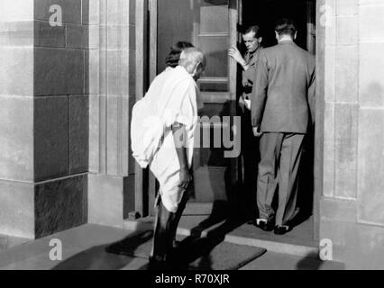 Mahatma Gandhi, sein erstes Treffen mit dem britischen Vizekönig Lord Mountbatten und seiner Frau in Neu Delhi, Indien, 31. März 1947, altes Bild aus dem 19. Jahrhundert Stockfoto