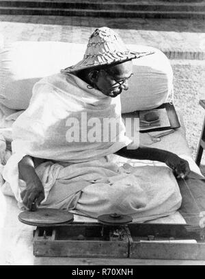 Mahatma Gandhi trägt einen Noakhali-Hut, während er sich im Birla House, New Delhi, Indien, dreht, November 1947, altes Bild des Jahrgangs 1900 Stockfoto