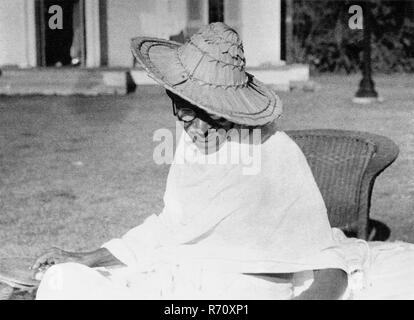 Mahatma Gandhi trägt einen Noakhali-Hut, während er sich im Birla House, New Delhi, Indien, dreht, November 1947, altes Bild des Jahrgangs 1900 Stockfoto